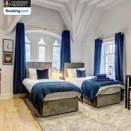 Large 6bdr House By Homebird Management Short Lets & Serviced With Secured Parking & Garden Area *
