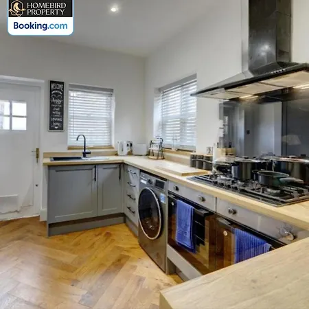 Large 6bdr House By Homebird Management Short Lets & Serviced With Secured Parking & Garden Area Prázdninový dům *