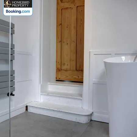 Prázdninový dům Large 6bdr House By Homebird Management Short Lets & Serviced With Secured Parking & Garden Area