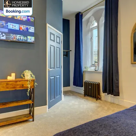 Large 6bdr House By Homebird Management Short Lets & Serviced With Secured Parking & Garden Area Prázdninový dům