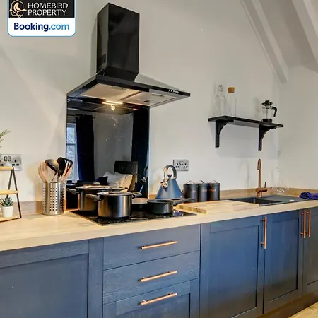 Semesterbostad Large 6bdr House By Homebird Management Short Lets & Serviced With Secured Parking & Garden Area