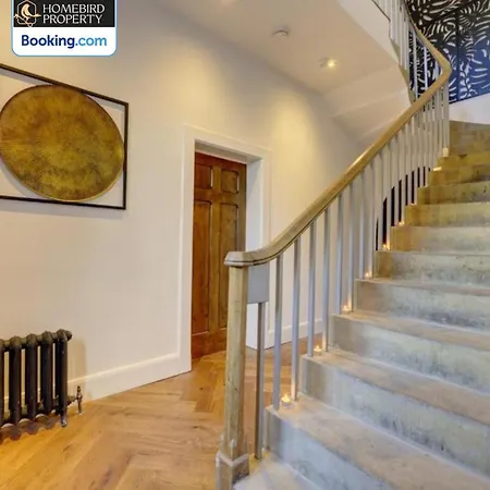 Large 6bdr House By Homebird Management Short Lets & Serviced With Secured Parking & Garden Area Лидс