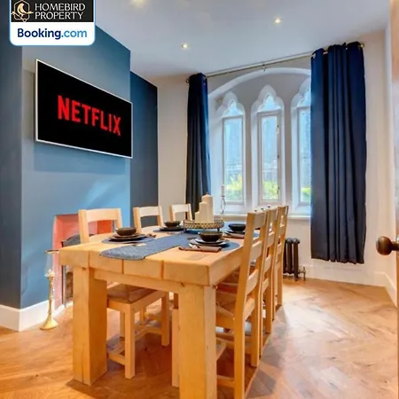 Large 6bdr House By Homebird Management Short Lets & Serviced With Secured Parking & Garden Area