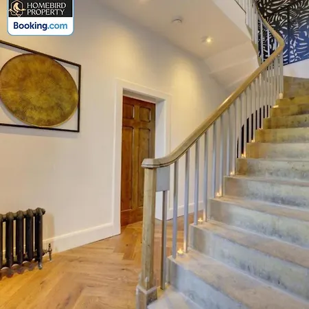 Large 6bdr House By Homebird Management Short Lets & Serviced With Secured Parking & Garden Area