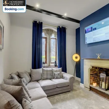 Дом отдыха Large 6bdr House By Homebird Management Short Lets & Serviced With Secured Parking & Garden Area Лидс