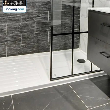 Large 6bdr House By Homebird Management Short Lets & Serviced With Secured Parking & Garden Area Leeds (West Yorkshire)