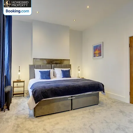 Semesterbostad Large 6bdr House By Homebird Management Short Lets & Serviced With Secured Parking & Garden Area *