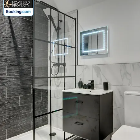 Large 6bdr House By Homebird Management Short Lets & Serviced With Secured Parking & Garden Area Лидс