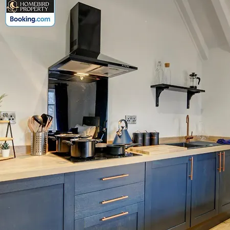 Large 6bdr House By Homebird Management Short Lets & Serviced With Secured Parking & Garden Area