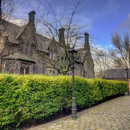 Large 6bdr House By Homebird Management Short Lets & Serviced With Secured Parking & Garden Area Leeds (West Yorkshire)