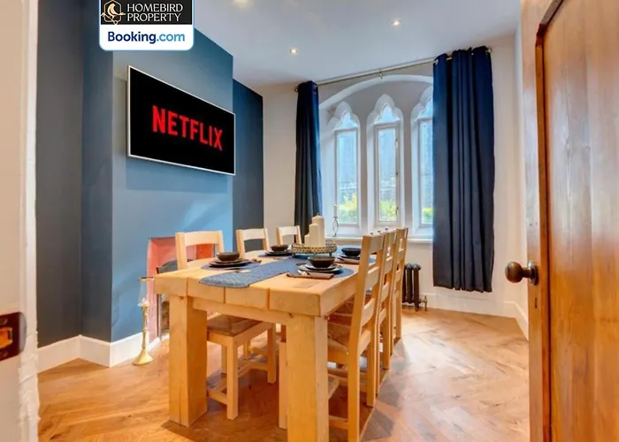 Large 6bdr House By Homebird Management Short Lets & Serviced With Secured Parking & Garden Area