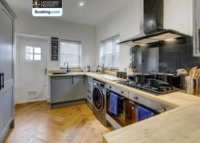 Large 6bdr House By Homebird Management Short Lets & Serviced With Secured Parking & Garden Area Сasa de vacaciones *