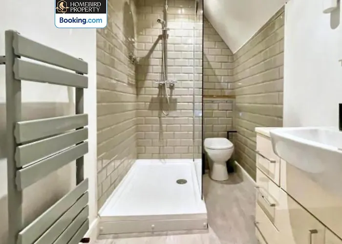 Large 6bdr House By Homebird Management Short Lets & Serviced With Secured Parking & Garden Area * Leeds (West Yorkshire)