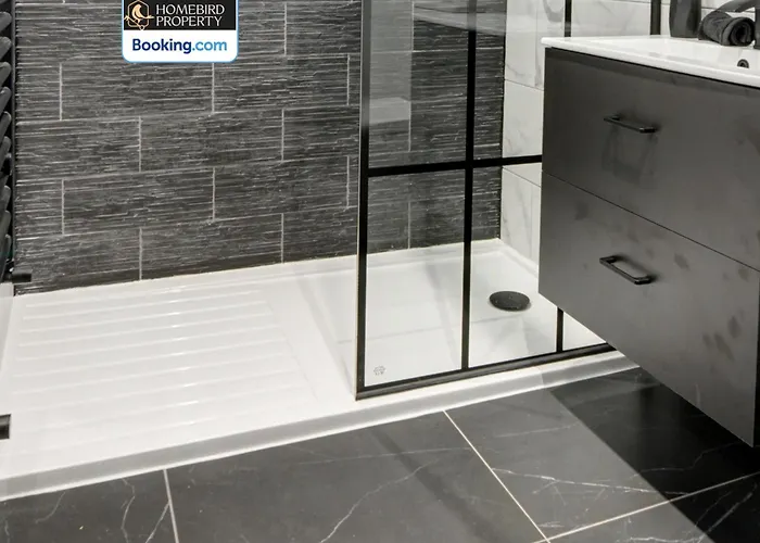 Large 6bdr House By Homebird Management Short Lets & Serviced With Secured Parking & Garden Area Leeds (West Yorkshire)