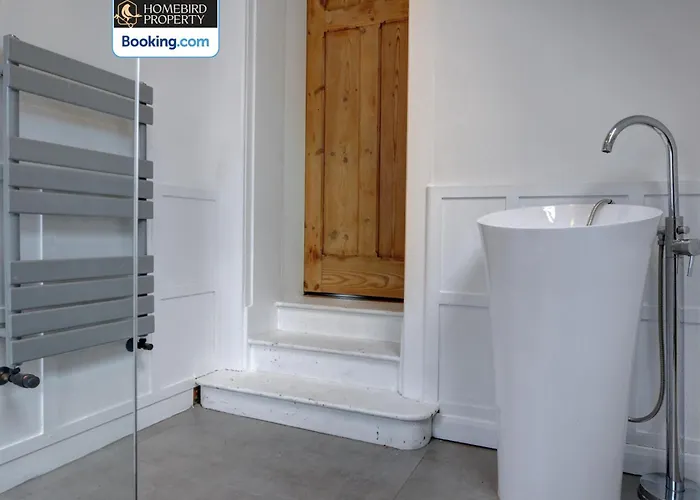 Holiday home Large 6bdr House By Homebird Management Short Lets & Serviced With Secured Parking & Garden Area