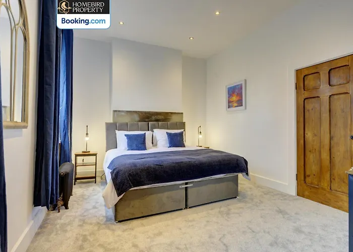 Сasa de vacaciones Large 6bdr House By Homebird Management Short Lets & Serviced With Secured Parking & Garden Area *