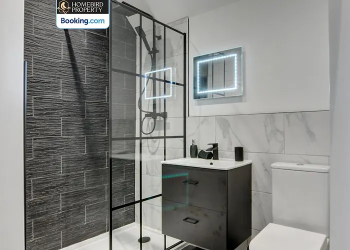 Large 6bdr House By Homebird Management Short Lets & Serviced With Secured Parking & Garden Area Leeds (West Yorkshire)