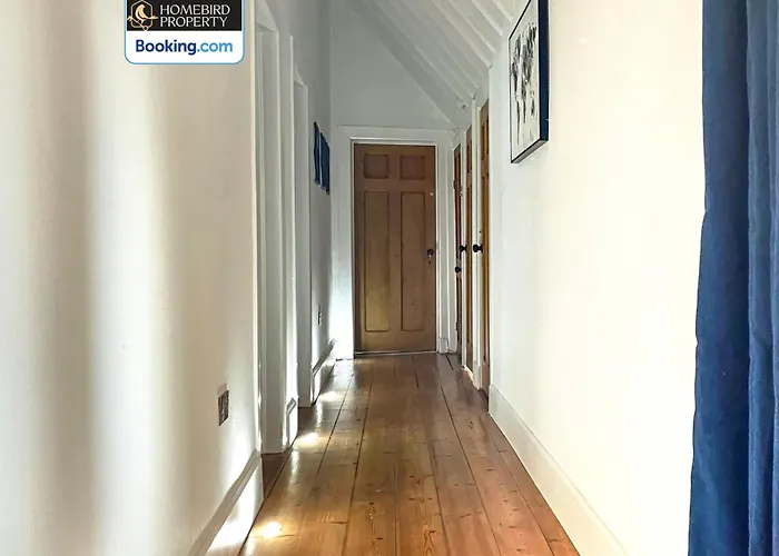 Large 6bdr House By Homebird Management Short Lets & Serviced With Secured Parking & Garden Area * Leeds (West Yorkshire)