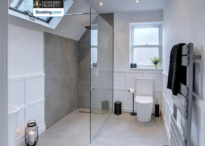 Large 6bdr House By Homebird Management Short Lets & Serviced With Secured Parking & Garden Area