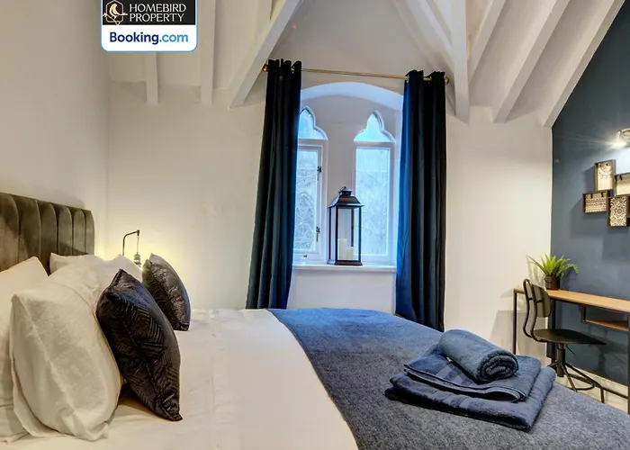 Сasa de vacaciones Large 6bdr House By Homebird Management Short Lets & Serviced With Secured Parking & Garden Area *