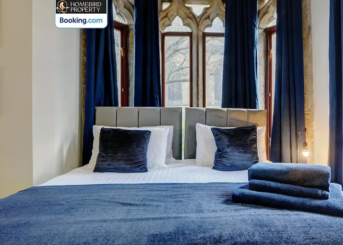 Large 6bdr House By Homebird Management Short Lets & Serviced With Secured Parking & Garden Area Сasa de vacaciones