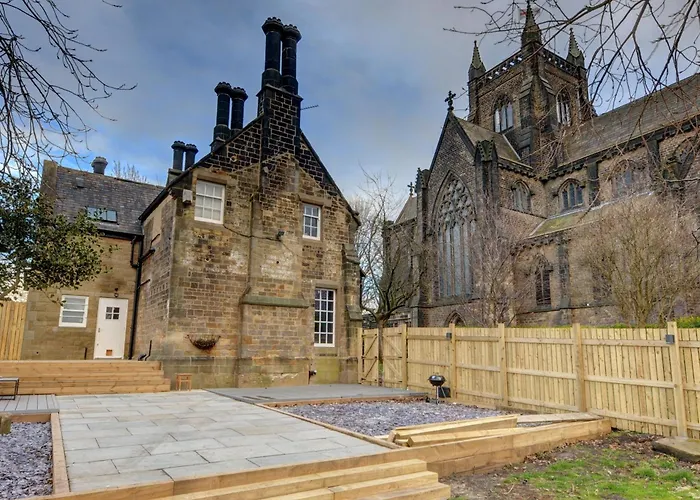 Large 6bdr House By Homebird Management Short Lets & Serviced With Secured Parking & Garden Area Holiday home