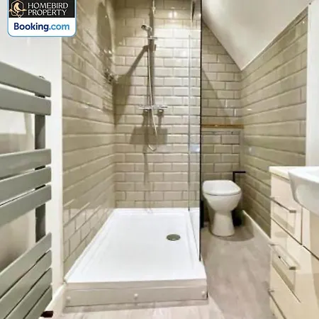 Large 6bdr House By Homebird Management Short Lets & Serviced With Secured Parking & Garden Area Ferienhaus Leeds (West Yorkshire)