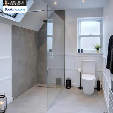 Large 6bdr House By Homebird Management Short Lets & Serviced With Secured Parking & Garden Area Ferienhaus