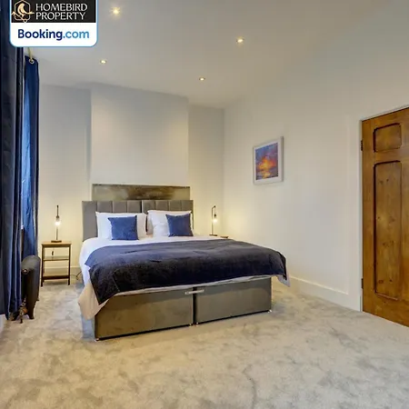 Large 6bdr House By Homebird Management Short Lets & Serviced With Secured Parking & Garden Area * Leeds (West Yorkshire)