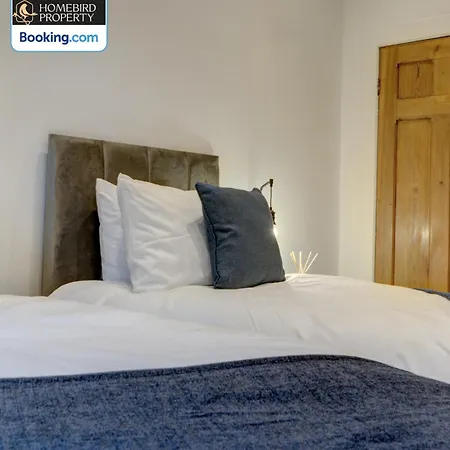 Large 6bdr House By Homebird Management Short Lets & Serviced With Secured Parking & Garden Area Ferienhaus Leeds (West Yorkshire)