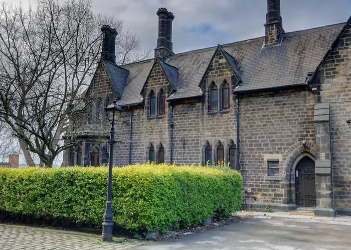 Large 6bdr House By Homebird Management Short Lets & Serviced With Secured Parking & Garden Area Holiday home Leeds (West Yorkshire)