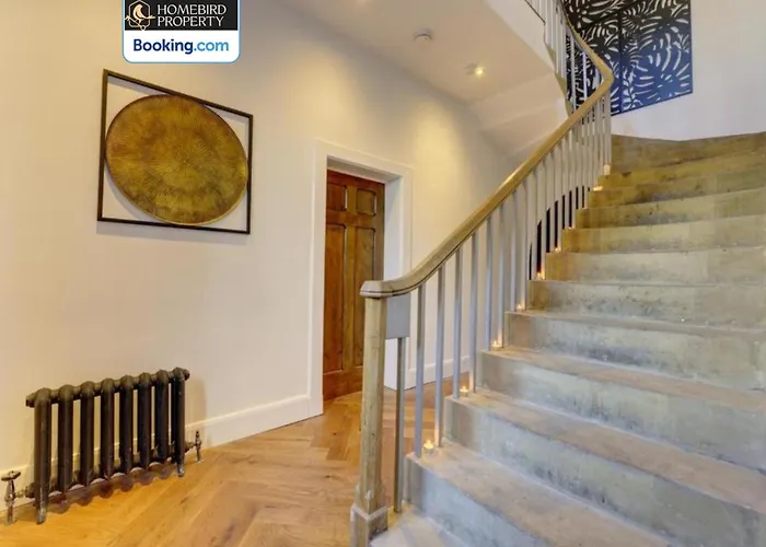 Large 6bdr House By Homebird Management Short Lets & Serviced With Secured Parking & Garden Area