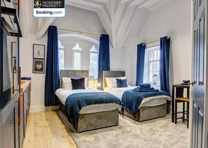 Large 6bdr House By Homebird Management Short Lets & Serviced With Secured Parking & Garden Area *