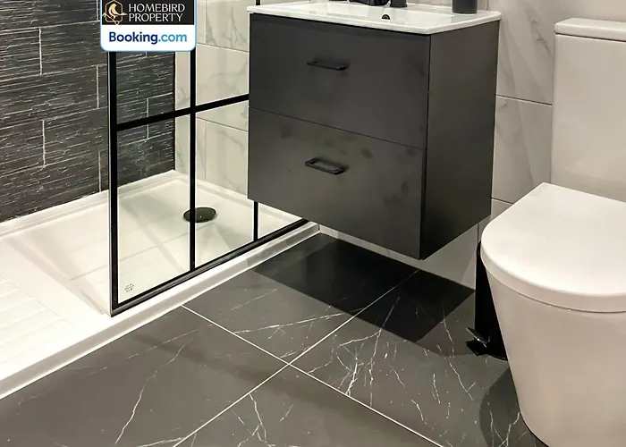 Large 6bdr House By Homebird Management Short Lets & Serviced With Secured Parking & Garden Area