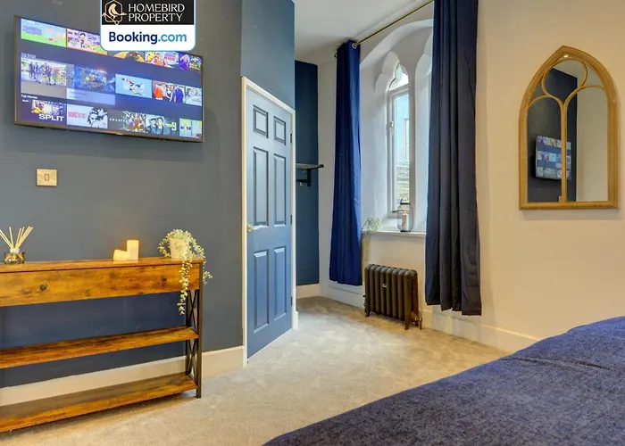 Large 6bdr House By Homebird Management Short Lets & Serviced With Secured Parking & Garden Area Holiday home