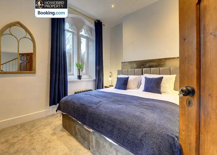 Large 6bdr House By Homebird Management Short Lets & Serviced With Secured Parking & Garden Area Holiday home *