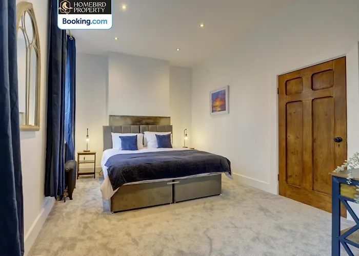 Large 6bdr House By Homebird Management Short Lets & Serviced With Secured Parking & Garden Area * Leeds (West Yorkshire)