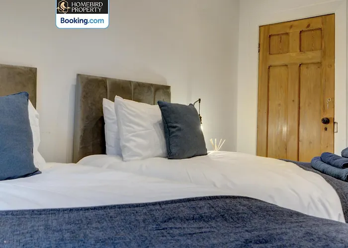 Large 6bdr House By Homebird Management Short Lets & Serviced With Secured Parking & Garden Area Holiday home Leeds (West Yorkshire)