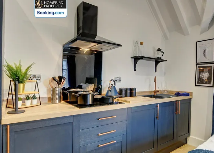 Large 6bdr House By Homebird Management Short Lets & Serviced With Secured Parking & Garden Area