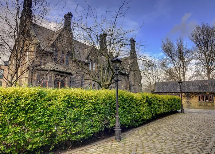 Large 6bdr House By Homebird Management Short Lets & Serviced With Secured Parking & Garden Area Leeds (West Yorkshire)